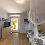 Apartment Pool House Franjo - Happy Gabonjin